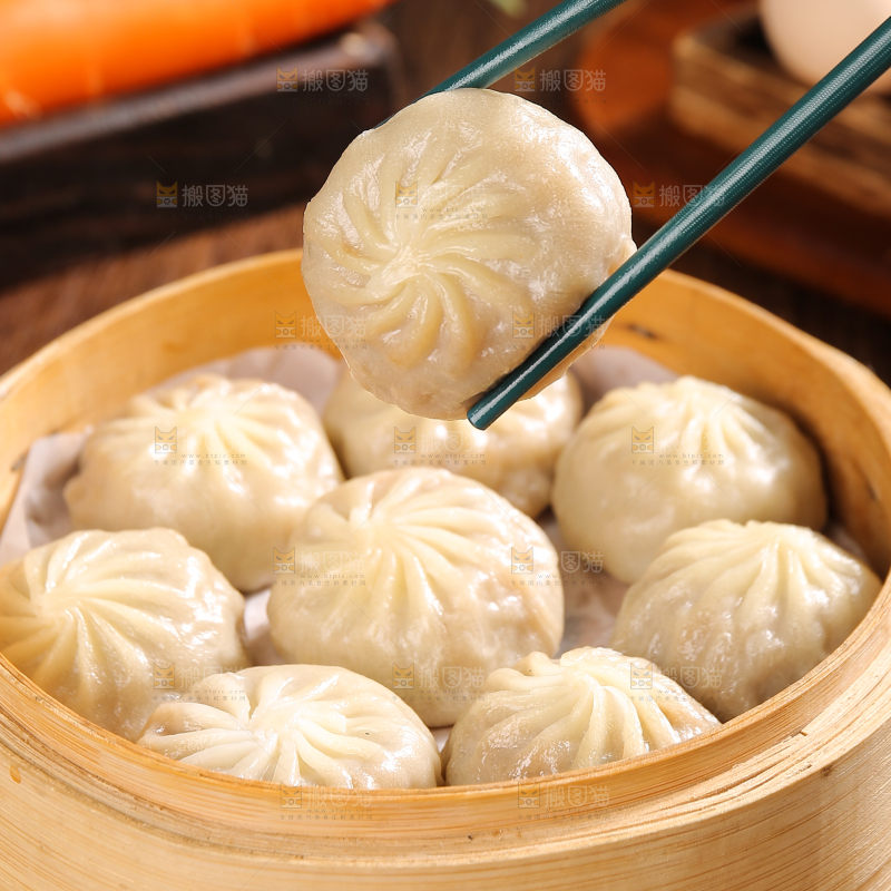 筷子上夹着小包子