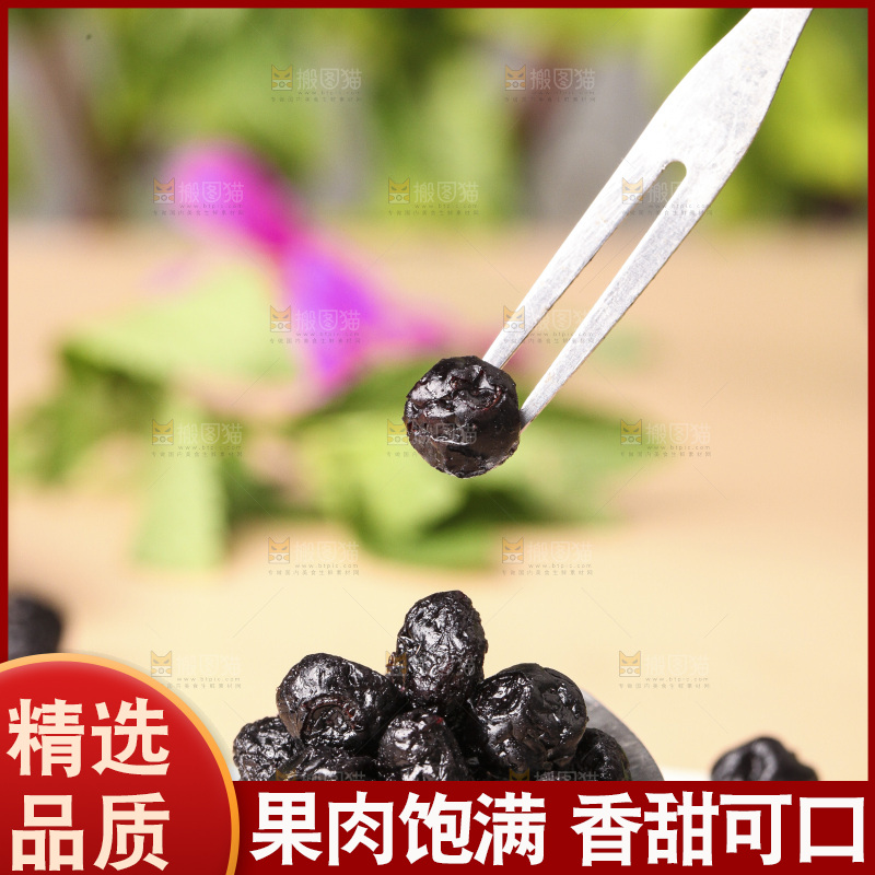 叉子上的蓝莓果干