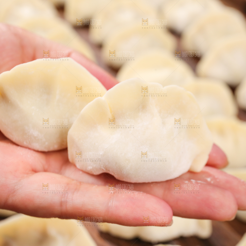 手上放着手工饺子