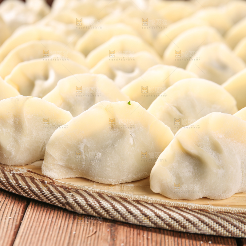 木垫上放着的饺子
