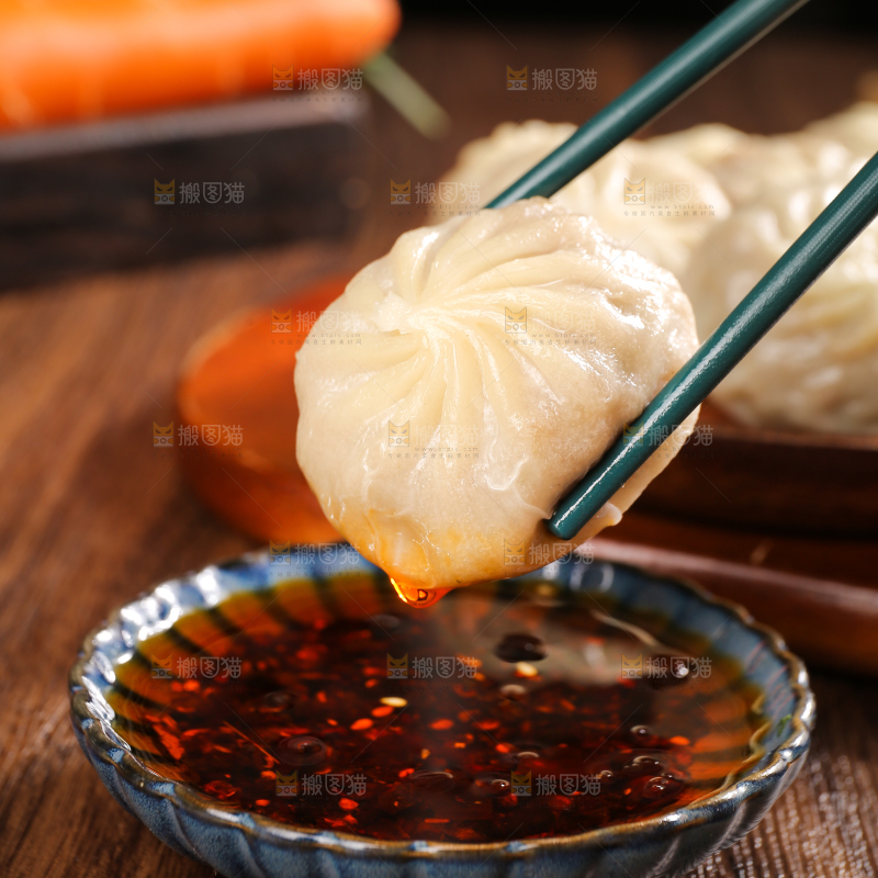 筷子上夹着小包子