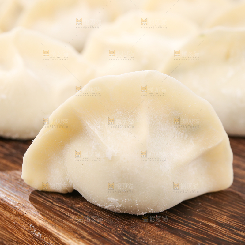 木板上摆放着饺子