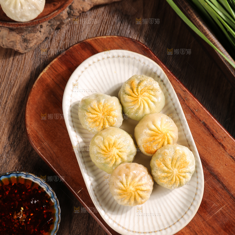 盘子里的生煎包