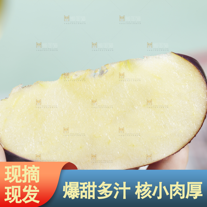 手上拿着一瓣黑苹果