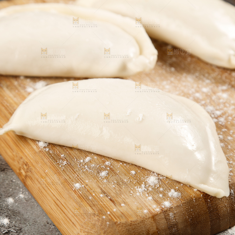 木板上放着手工大饺子