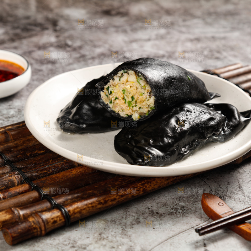 盘子里的墨鱼大饺子