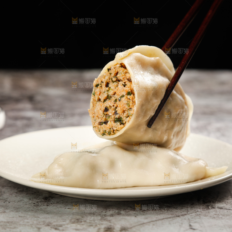 筷子上夹着蟹黄大饺子