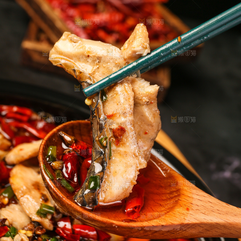 筷子夹着麻辣鱼片