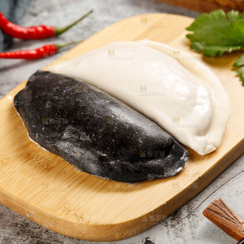 木板上放着的大饺子组合