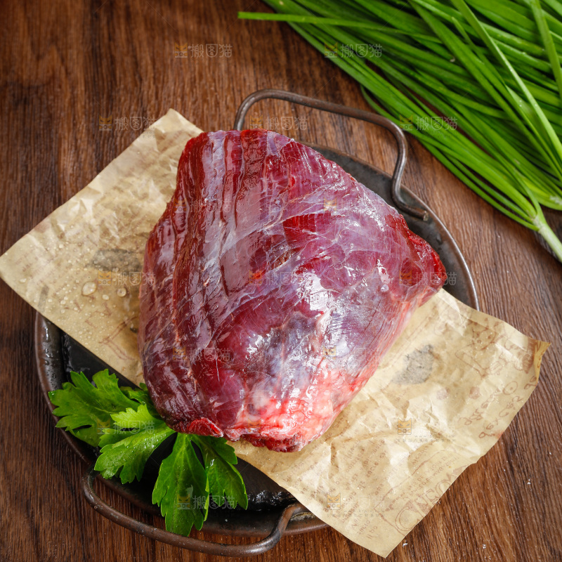 木底上的一盘牛肉