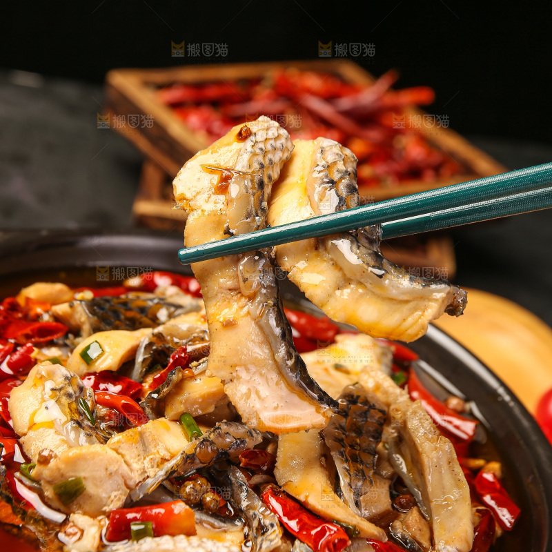 筷子上夹着水煮鱼片