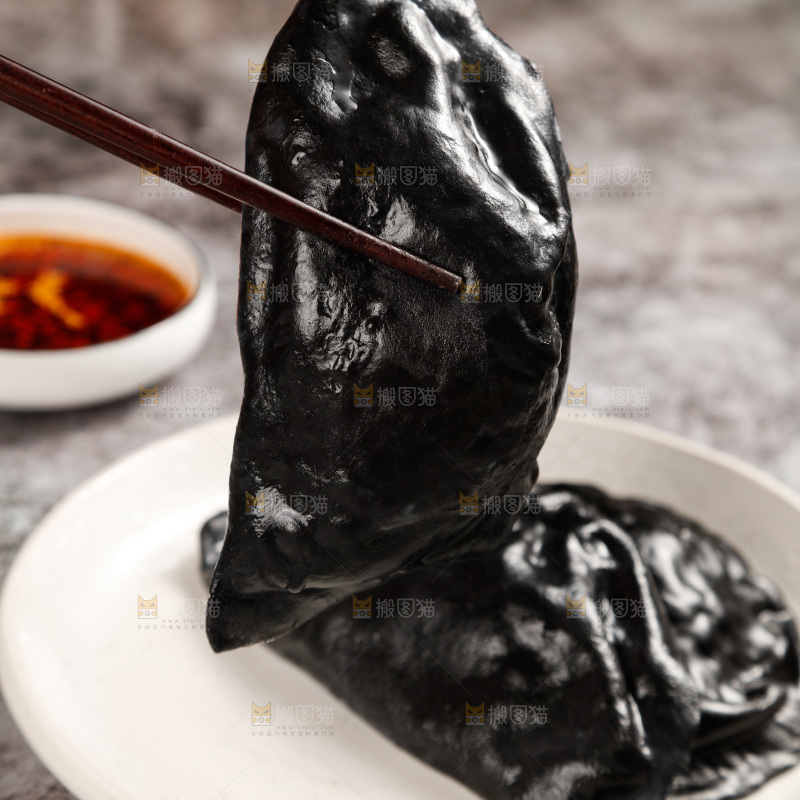 筷子上夹着墨鱼大饺子