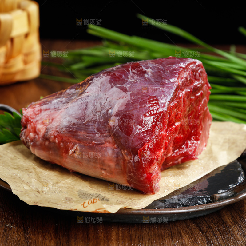 木底上的一盘牛肉