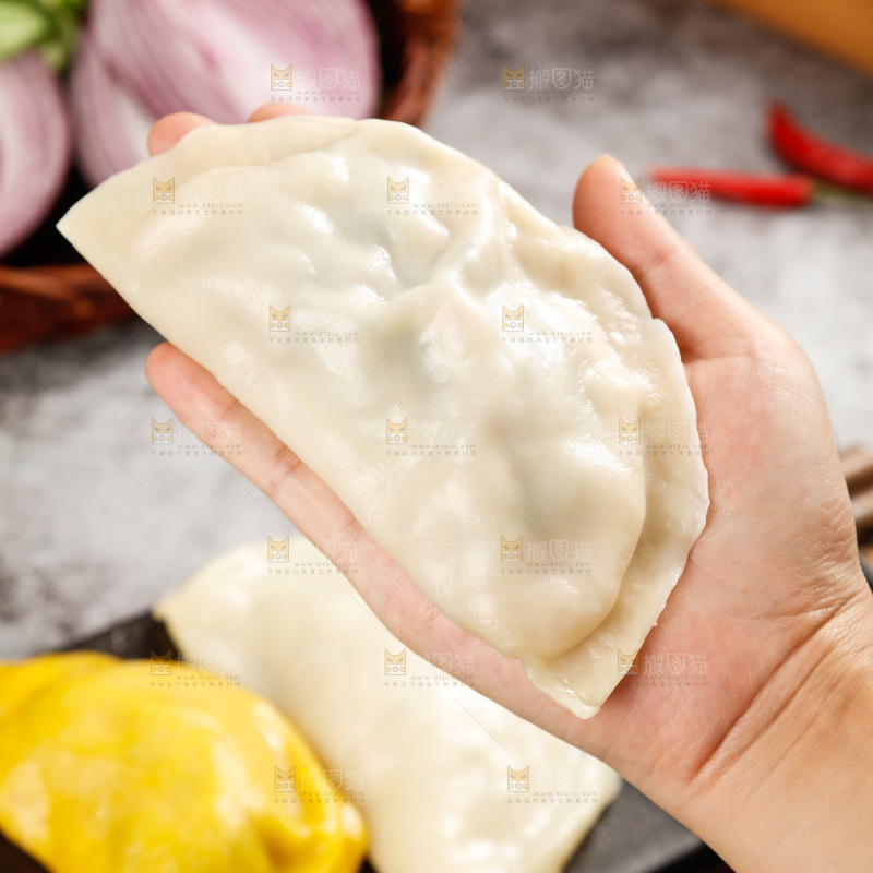 手上放着鲅鱼馅饺子