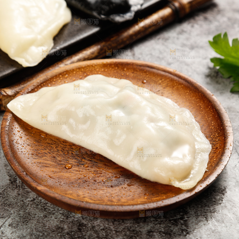 小碟子里的鲅鱼饺子