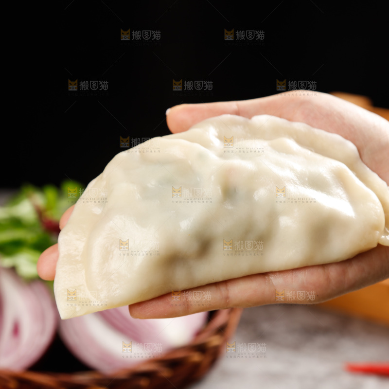 手上放着鲅鱼馅饺子