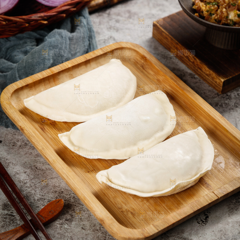 木盘上的大饺子