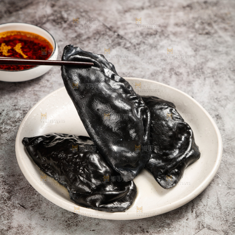 筷子上夹着墨鱼大饺子