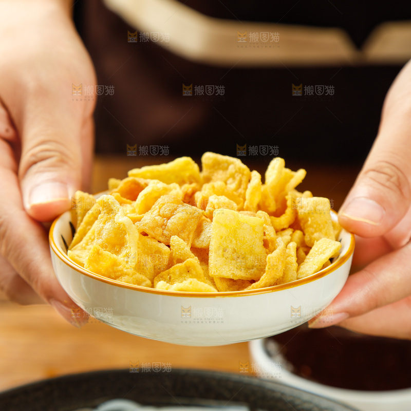 手端着一碟腐竹