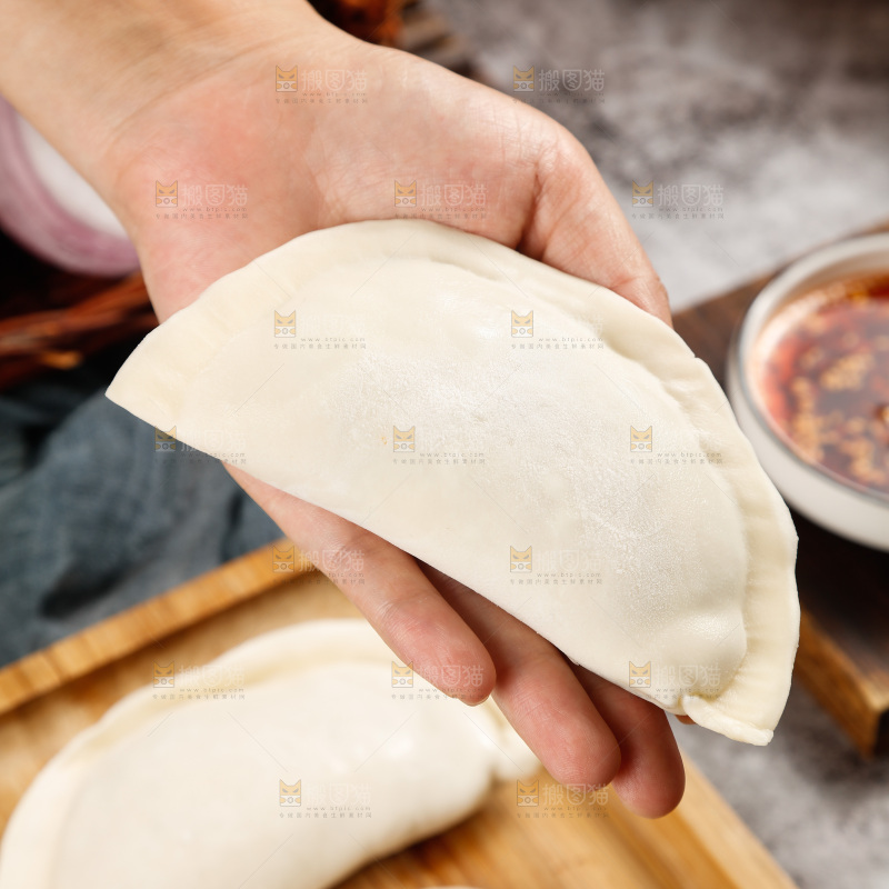 手上放着大船饺