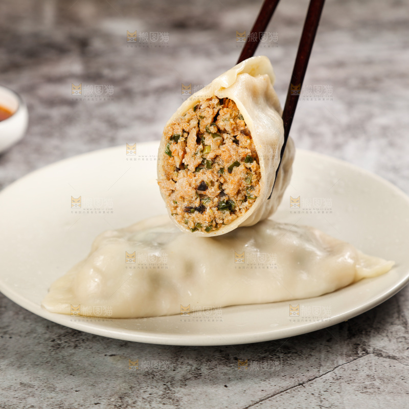 筷子上夹着蟹黄大饺子