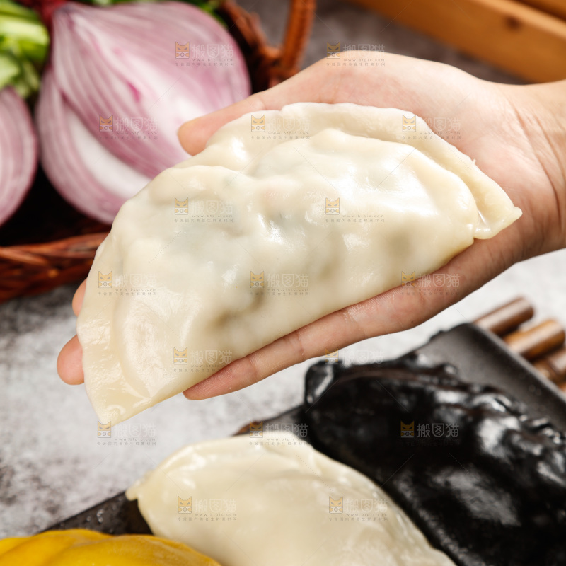 手上放着鲅鱼馅饺子