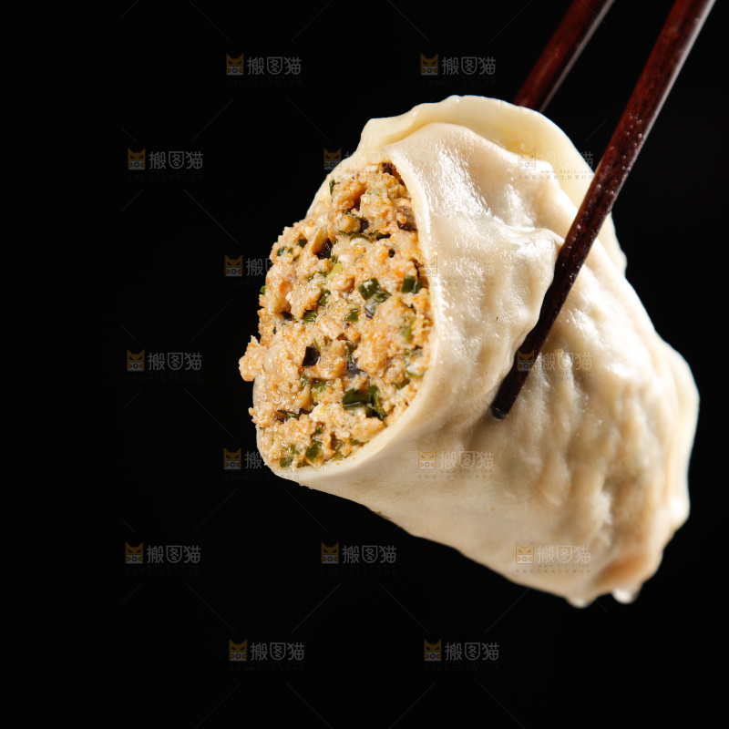 筷子上夹着蟹黄大饺子