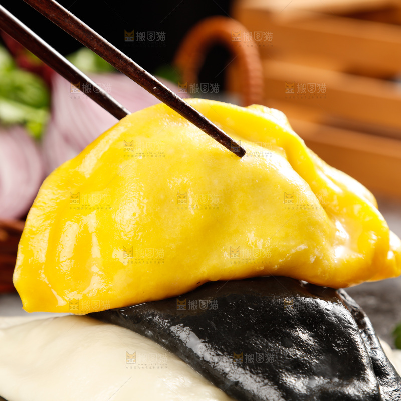 筷子上夹着黄花鱼大饺子