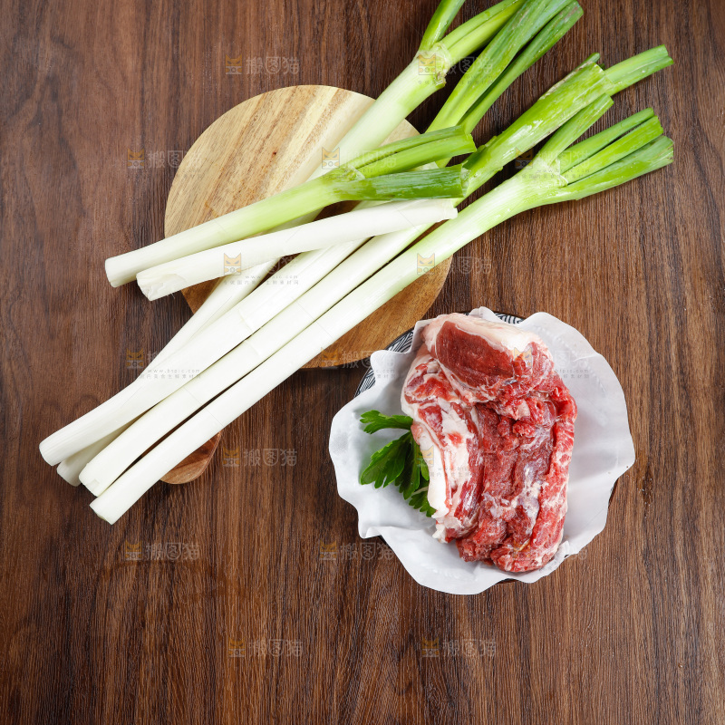 木底上的大葱和牛肉