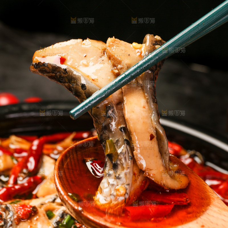 筷子夹着麻辣鱼片
