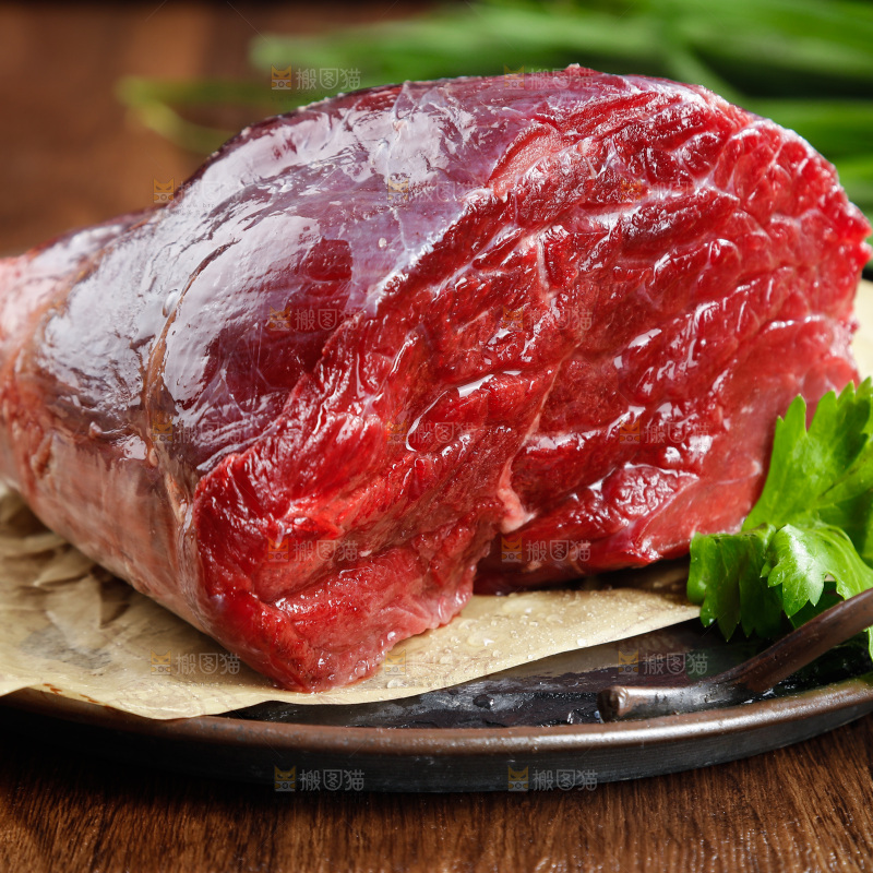 木底上的一盘牛肉