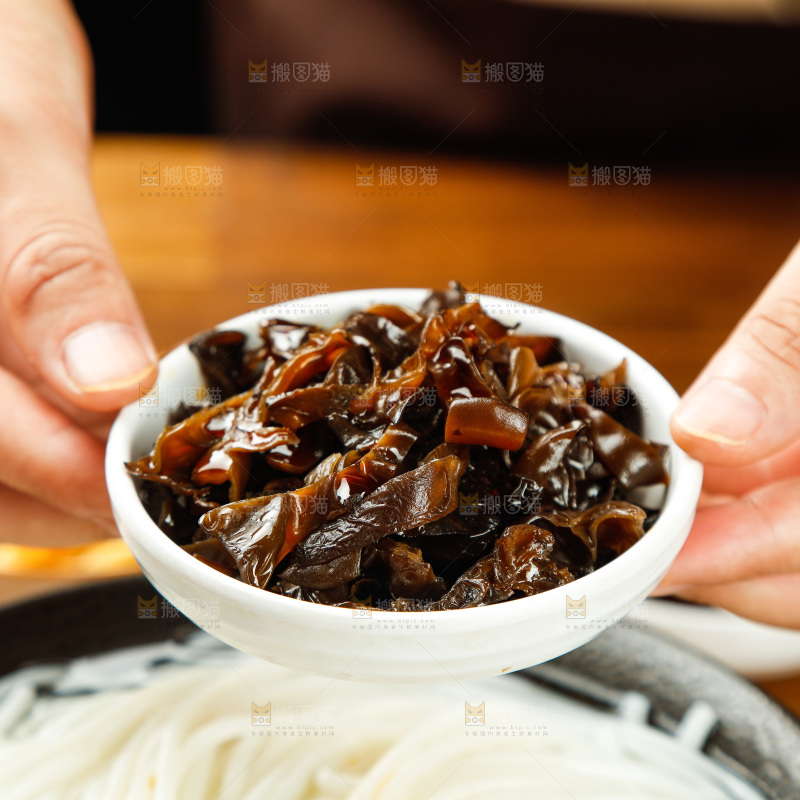 手里端着一碟木耳丝