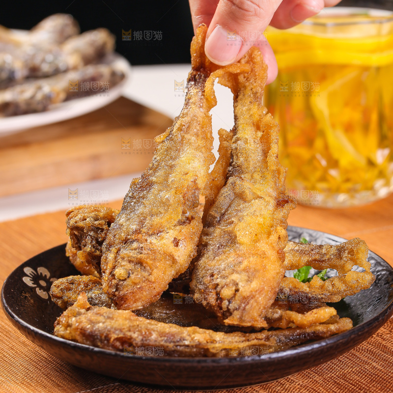 手里拿着香炸小鱼