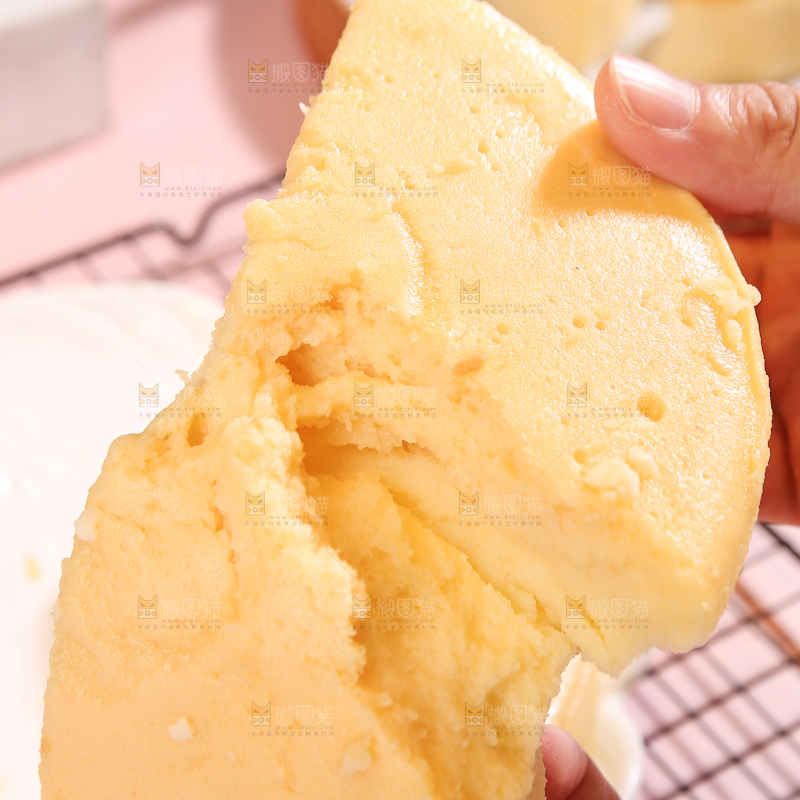 手里拿着蒸蛋糕