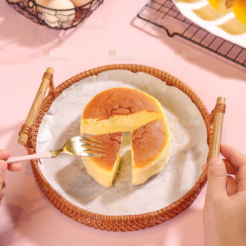 叉子插着芝士蛋糕