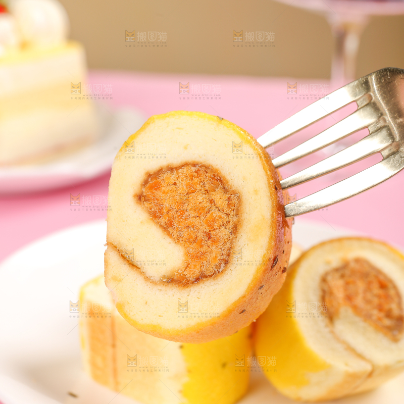 叉子插着肉松蛋糕卷