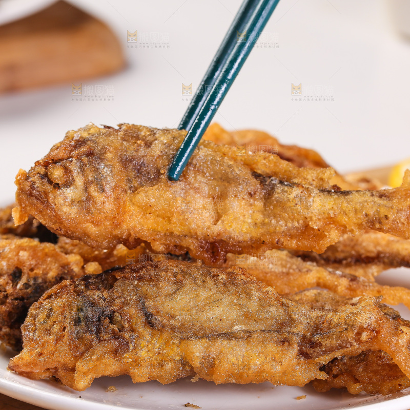 筷子夹着香酥炸鱼