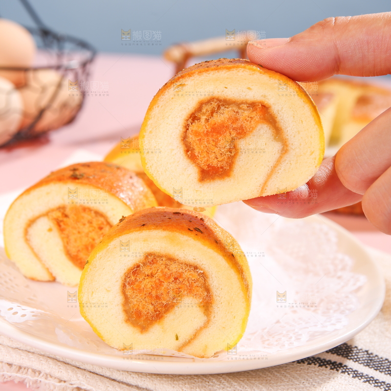 手里拿着肉松蛋糕卷