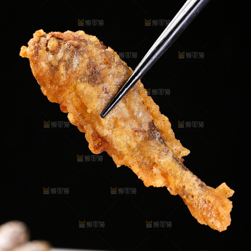 筷子夹着香酥炸鱼