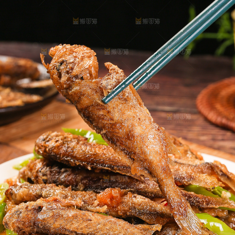筷子上夹着香酥煎鱼