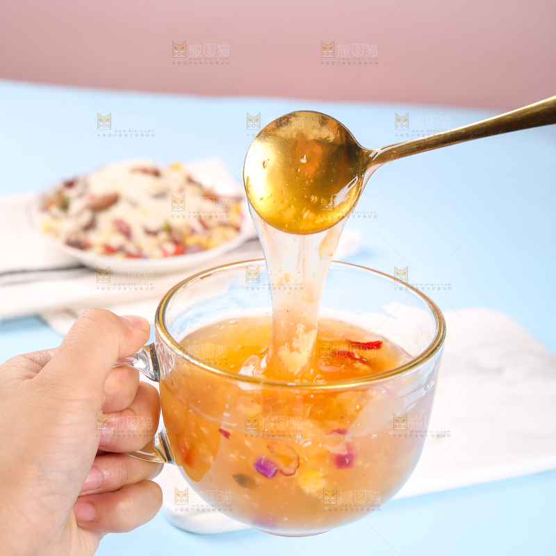 勺子里的红枣坚果银耳羹