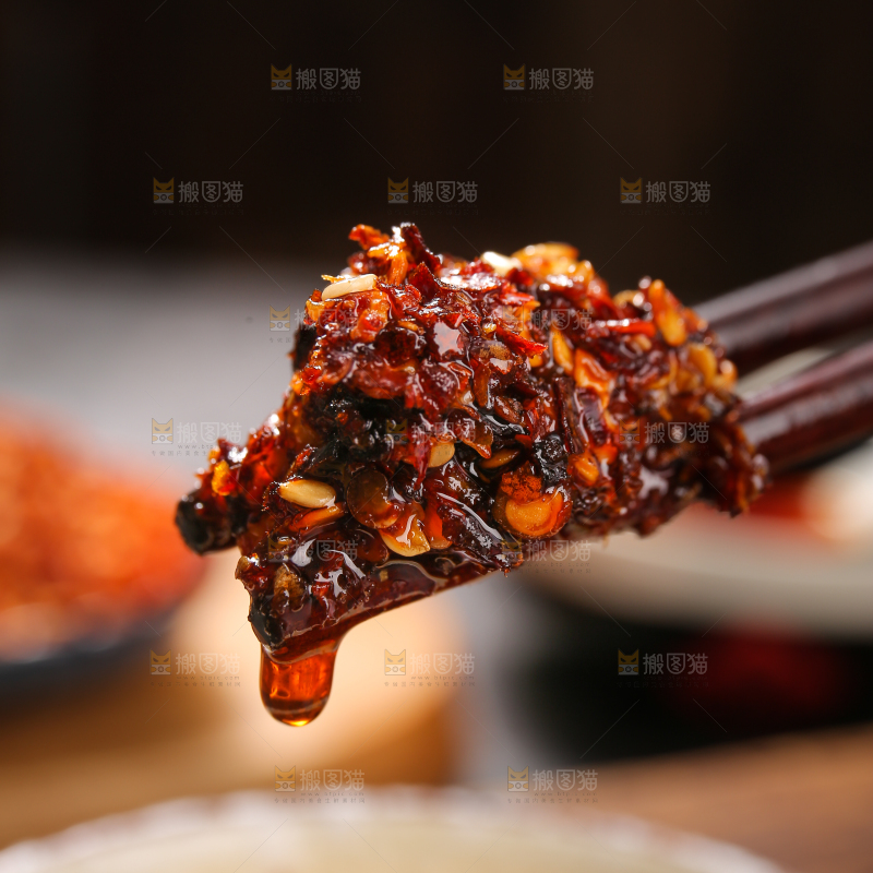 筷子上放着油辣子