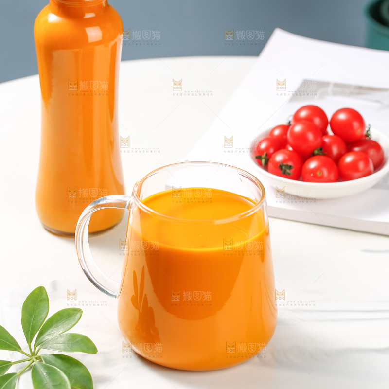 白底上的一杯沙棘汁