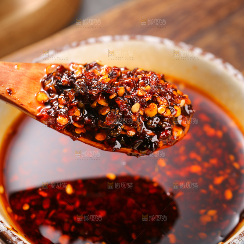 勺子上的油泼辣子