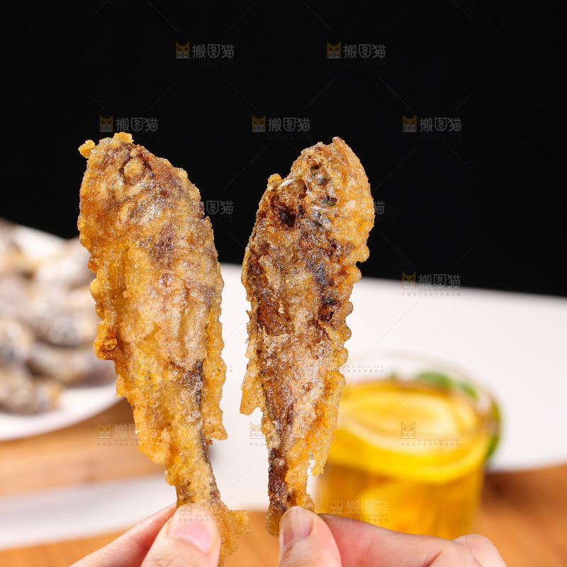 手里拿着香炸小鱼