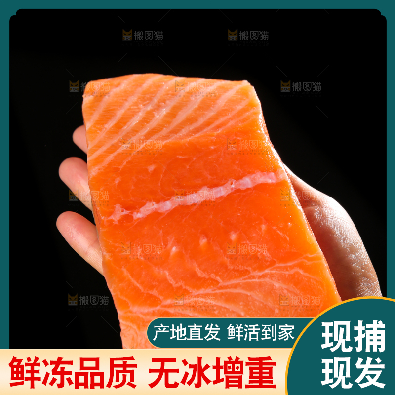 手上放着三文鱼