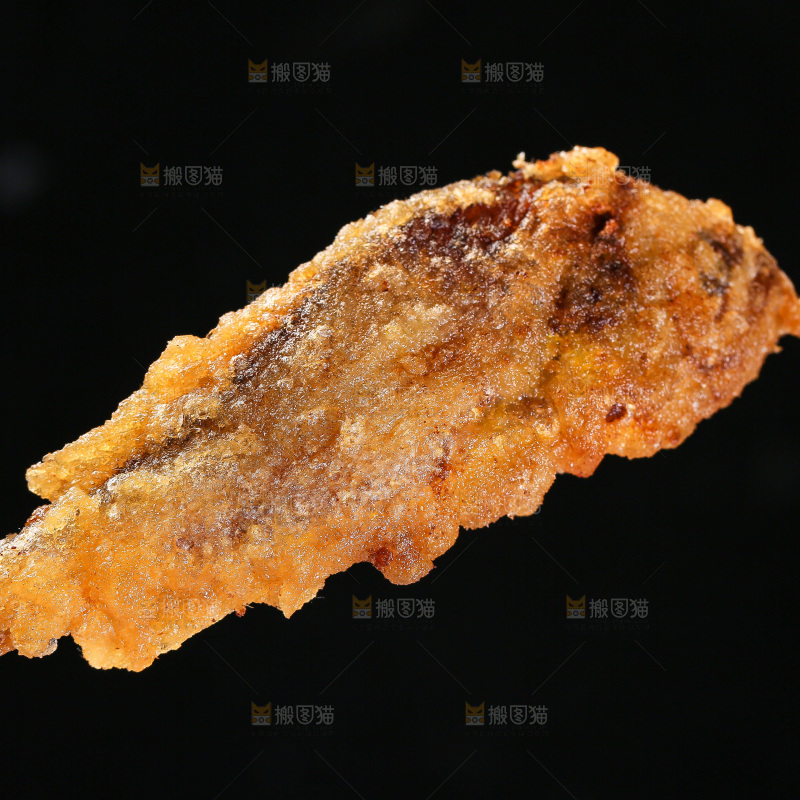 手里拿着香酥炸鱼