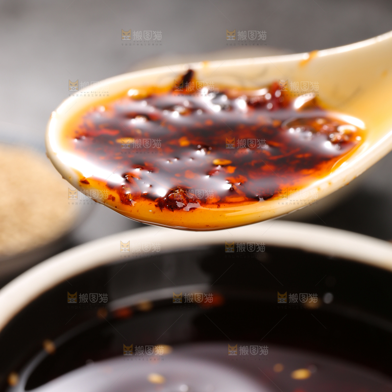 勺子上的油泼辣子