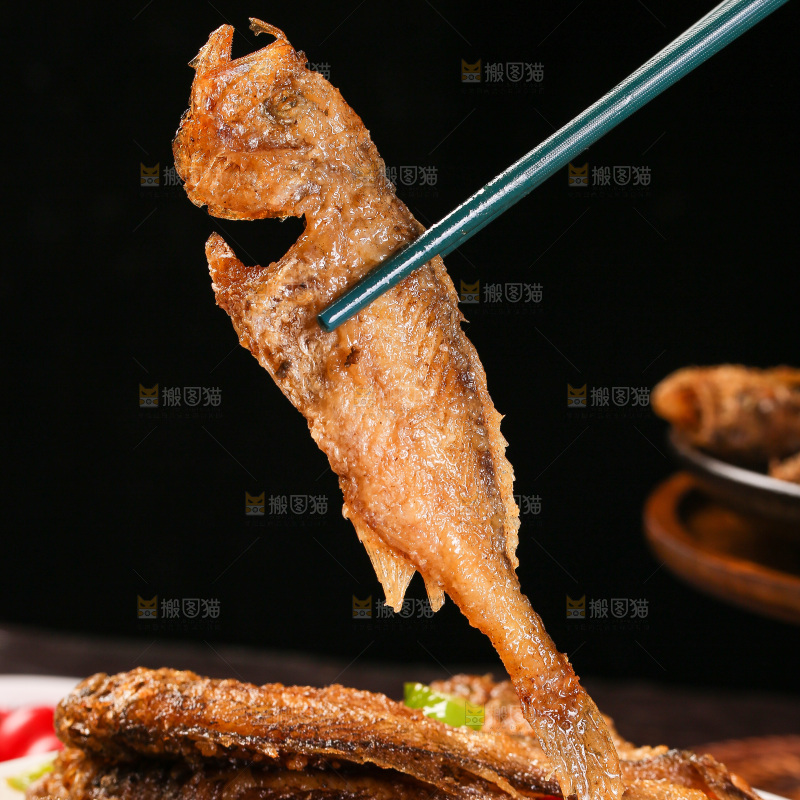 筷子上夹着香酥煎鱼