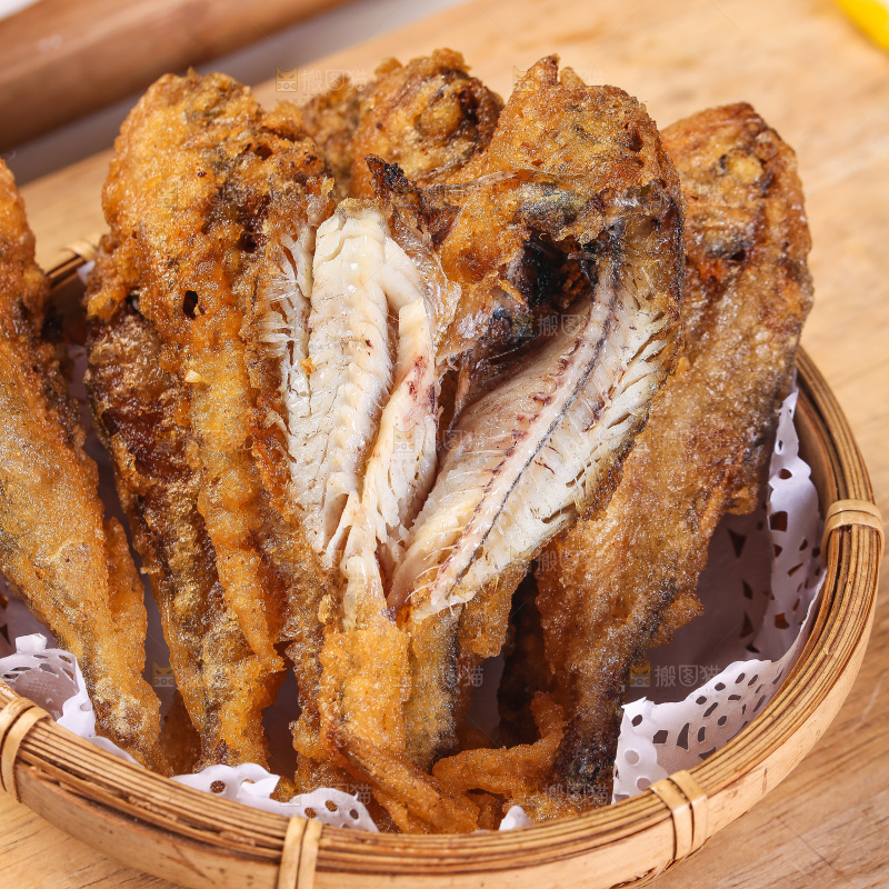 木底上放着一篮香酥炸鱼